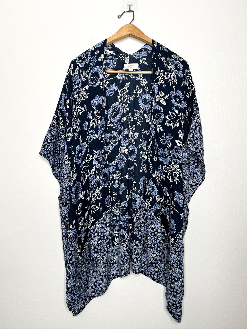 Ann Taylor LOFT Blue Floral Print Lightweight Shawl One Size